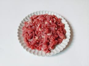 牛肉肌肉垂直方向切若干薄片，再切成细丝。