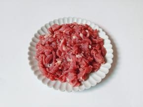 牛肉肌肉垂直方向切若干薄片，再切成细丝。