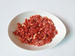 筷子顺着同个方向搅拌均匀，腌制十五分钟。