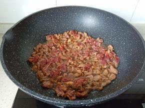 
牛肉腌制好后起锅热油，油温5成热放入牛肉片进行翻炒，翻炒到牛肉断生即可。