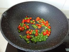 锅里重新放油，放青红椒丁翻炒一下。