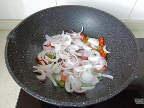 加入洋葱丝。