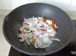 加入洋葱丝。