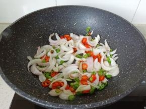 翻炒至洋葱丝断生。