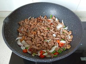加入牛肉丝炒出香味儿。