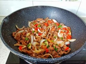 把调味料翻炒均匀就可以关火了。