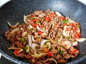 这道干锅牛肉鲜嫩多汁，味道稍微有些辣口，不爱吃辣的可以不放辣椒。