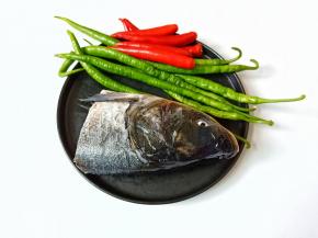 青红辣椒可以一次性多买一点，剁好放冰箱冷藏。