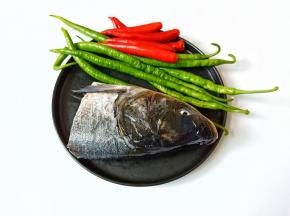 青红辣椒可以一次性多买一点，剁好放冰箱冷藏。