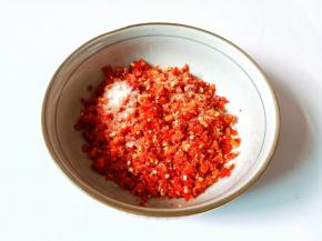 加上一勺盐与2勺蒜末，半勺糖，用无水无油的筷子搅拌均匀，放入干净的容器里面，放冰箱腌制一段时间再食用口感更佳！