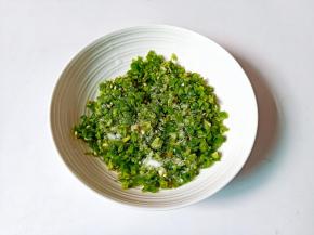 加上一勺盐与2勺蒜末，半勺糖，用无水无油的筷子搅拌均匀，放入干净的容器里面，放冰箱腌制一段时间再食用口感更佳！