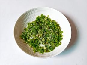 加上一勺盐与2勺蒜末，半勺糖，用无水无油的筷子搅拌均匀，放入干净的容器里面，放冰箱腌制一段时间再食用口感更佳！