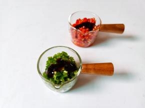 取2勺青红辣椒酱，分别放半勺蚝油与半勺生抽，搅拌均匀备用。
