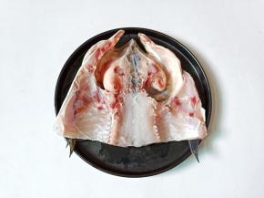 鱼肚子用刀尖把里面的黑膜刮干净。