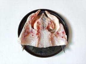 鱼肚子用刀尖把里面的黑膜刮干净。