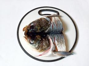 鱼头正面划三下，便于入味。