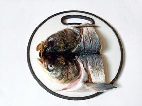 鱼头正面划三下，便于入味。