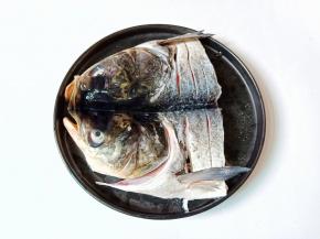 鱼头加盐一勺。