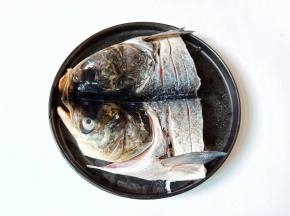 鱼头加盐一勺。