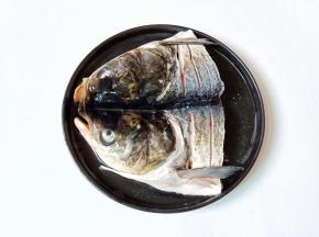 均匀地将鱼头正反里面抹均匀，腌制15分钟入味。