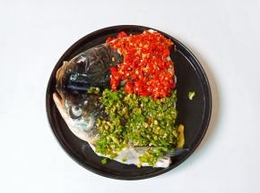 最后撒上剁椒酱。