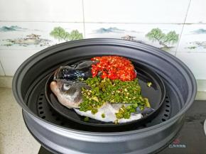 把鱼头放入蒸锅里面。
