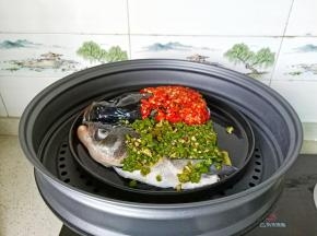 把鱼头放入蒸锅里面。