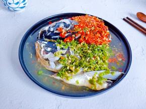 味道鲜美，香辣过瘾的剁椒鱼头就做好了，蘸着汤汁吃更加带劲哦！