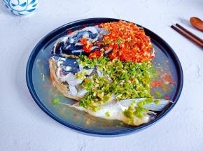 味道鲜美，香辣过瘾的剁椒鱼头就做好了，蘸着汤汁吃更加带劲哦！