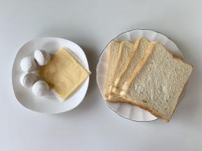 准备好食材，汤圆选择你喜欢的口味就好，我用的是最经典的黑芝麻汤圆。