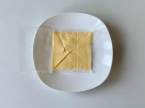 把芝士片沿着对角线切开，分成4个小三角。