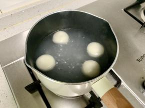 锅里大火烧开水，下入汤圆，转小火，煮至汤圆漂起，捞出沥水。