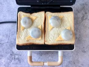 在芝士片上放上煮好的汤圆。