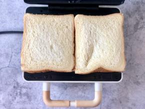 再盖上另一片吐司片，对齐放好。