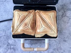 盖好三明治机，热压5～7分钟，外脆里糯的芝士汤圆三明治就做好啦！