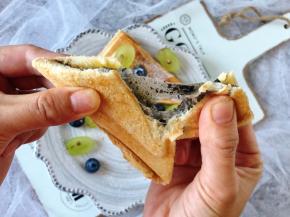 会拉丝的三明治！因为我拍照拍的比较久，已经凉了，如果趁热撕开拉丝效果会更好，芝士还会爆浆哦！