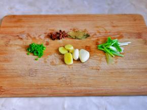 葱姜蒜去皮切好，葱白与葱叶分开切。