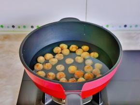 板栗焯水，我买的时候店家帮忙剥好的，如果自己剥也很方便，板栗顶部剪十字花，煮几分钟，捞出来轻松去皮。