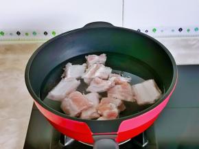 排骨焯水，冷水下锅，烧开后煮2分钟，捞出用温水反复冲洗。