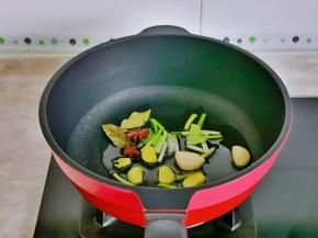 起油锅，加入葱姜蒜八角桂皮煸炒出香味。