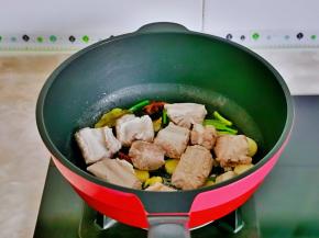 加入焯水排骨煸炒。