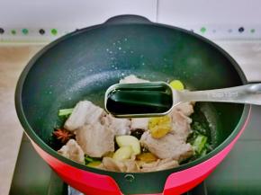 加入红烧酱油。