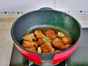 小火翻炒1分钟。