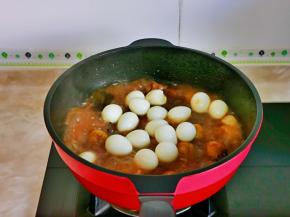 15分钟后加入熟的鹌鹑蛋，再炖15分钟。