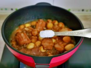 炖了大约30分钟左右排骨如烂啦！按个人口味加入盐。