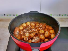 撒上熟白芝麻，大火收汁至浓稠即可关火。