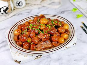 板栗正当季，抓紧吃起来。