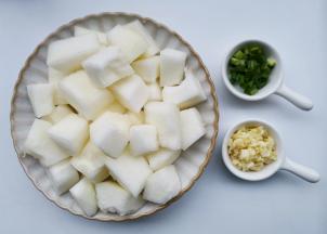 准备好所有食材。葱蒜切末。