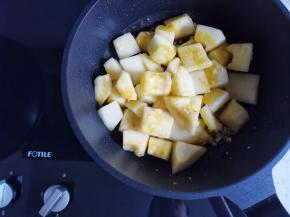 热油入锅，爆香大蒜，加入冬瓜炒软。