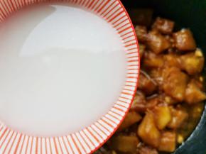 淋入水淀粉，